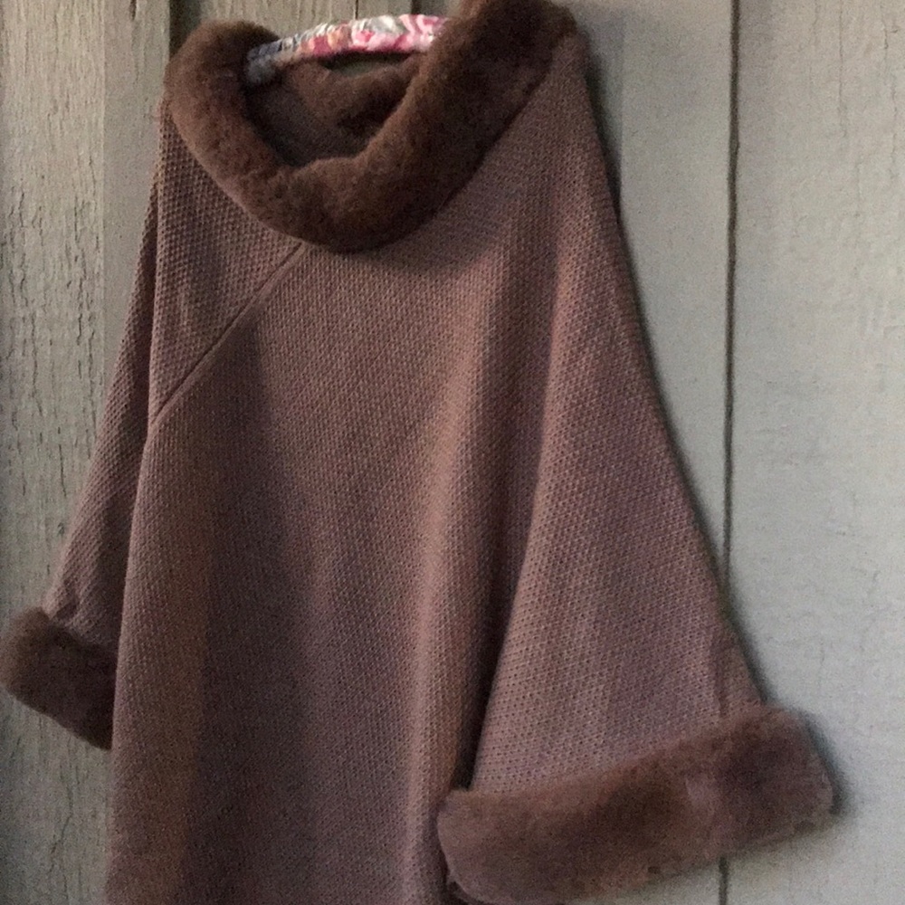 New! Pom Tassel Poncho - Picture 6 of 8